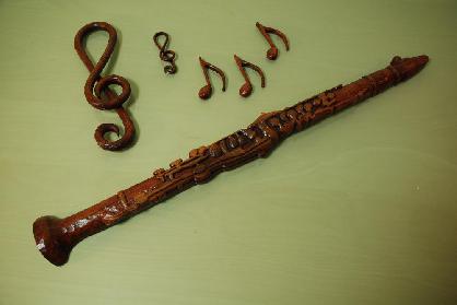 Řezba klarinetu a houslového klíče